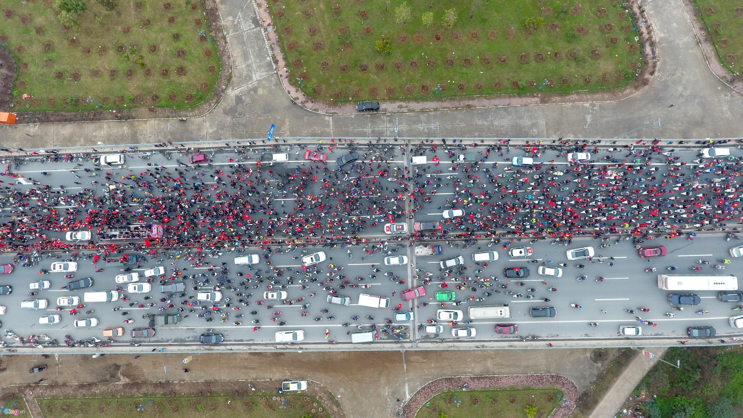 Flycam cảnh xe buýt chở U23 Việt Nam bị vây kín trên cầu Nhật Tân